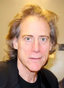 How tall is Richard Lewis?